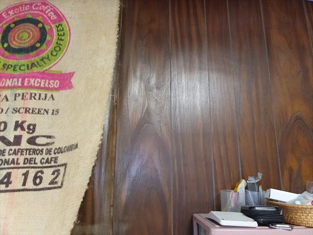 壁が水を吸って変色